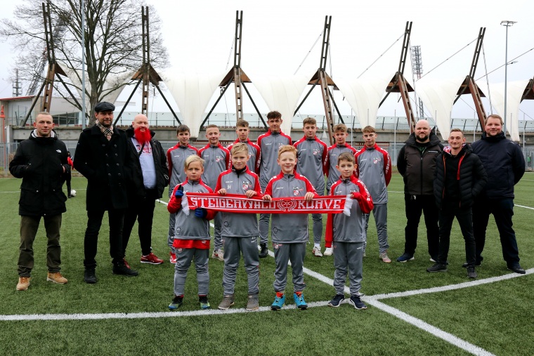 Steigerwaldkurve übergibt Kleidung an Nachwuchs