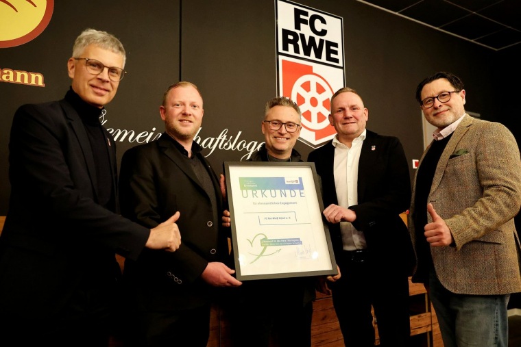 Fördermittelübergabe durch Staatssekretär König an RWE eV und Fanrat eV am 09.01.2026