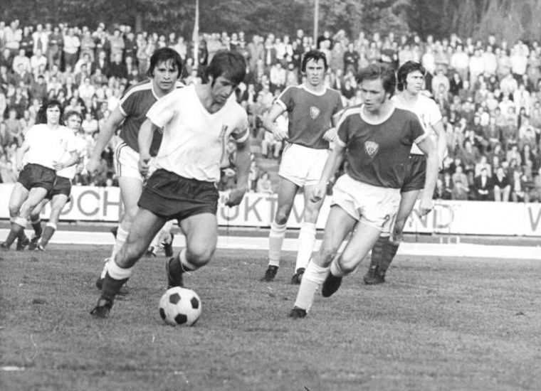 Bundesarchiv_Bild_183-R0512-0048,_FC_Rot-Weiss_Erfurt_-_BFC_Dynamo_1-3.jpeg