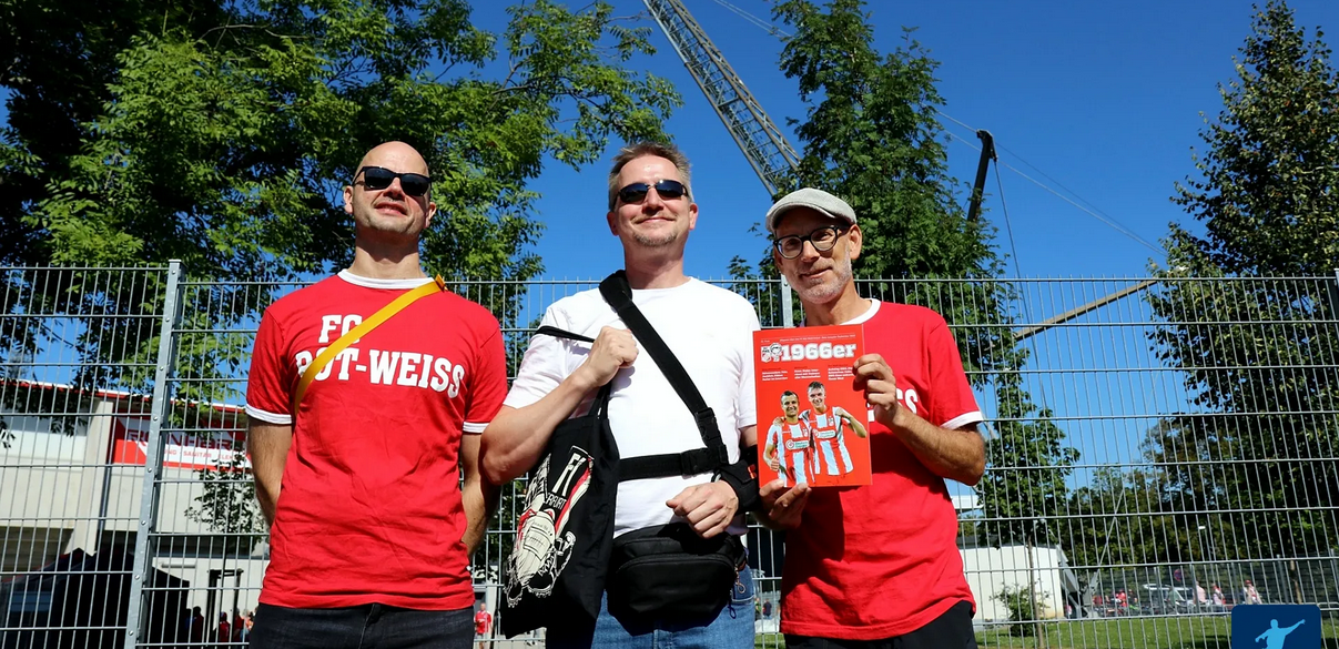 Drei-1966er-Verkaeufer-vor-dem-Meuselwitzspiel.png