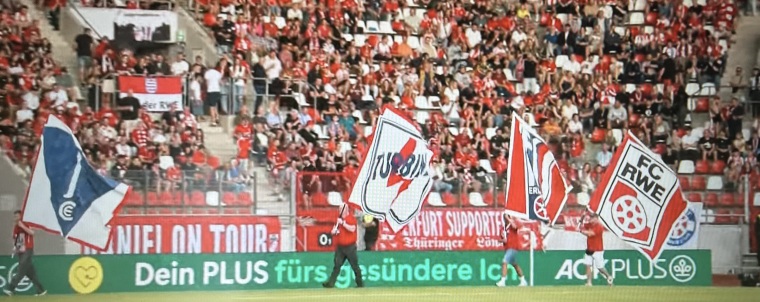 RWE-Einlauffahnen-5---Quelle-OstsportTV.jpg