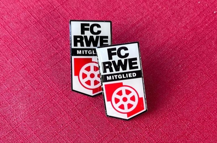RWE-Logo-2x-auf-rotem-Hintergrund.jpg