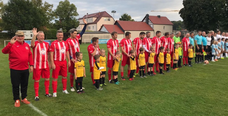 RWE-Traditionsmannschaft-beim-SV-Diedorf-kurz-vor-Anstoss-am-24-09-2021.jpeg