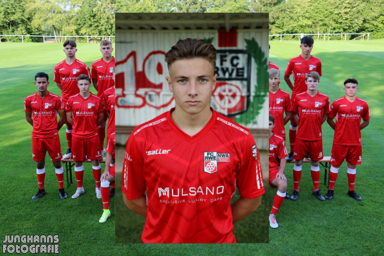 Robbie-Felssberg-vor-U19-Mannschaft.png