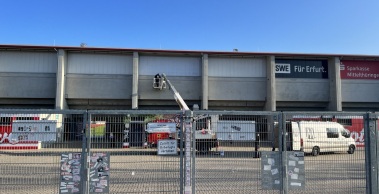 RWE Logo am Steigerwaldstadion angebracht